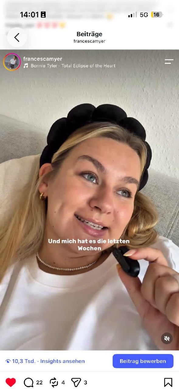 Instagram-Reel: Eine Frau spricht auf einem Sofa in ein kleines Mikrofon